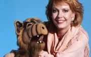 Anne Schedeen junto al personaje ALF, en una de las imágenes icónicas de la serie.