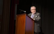 Juan Valdano fue un prolífico escritor y ensayista. Fue ganador del Premio Nacional Eugenio Espejo, y falleció el 2 de agosto de 2021.