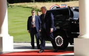 El presidente de Estados Unidos, Donald J. Trump, llega al Hotel Royal antes de la cumbre del G7 en Évian-les-Bains, Francia, el 15 de junio de 2026.