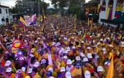 Simpatizantes se concentran con banderas y consignas en apoyo a la campaña, en medio del anuncio de alto el fuego del ELN para la segunda vuelta presidencial en Colombia.