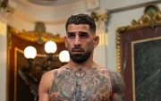 Ilia Topuria se prepara para ingresar al octágono antes de la pelea estelar de UFC Casa Blanca.