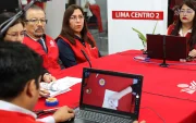 Integrantes del Jurado Electoral Especial de Lima Centro 2 (JEE LC 2) recuentan votos de la segunda vuelta presidencial de Perú este lunes, en Lima (Perú).