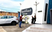 Familiares y amigos de la fiscal Alexandra Bravo y su hermana acudieron a la sala de velación en donde se realiza el funeral de la funcionaria atacada en Manta.