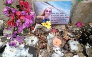 Velas, flores y mensajes de despedida acompañan los homenajes a Monika Silva en Santa Elena.