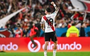 Kendry Páez saluda a la afición de River Plate durante un partido del conjunto argentino.