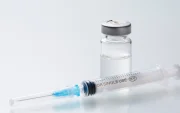 Referencial. Jeringa y vial utilizados en investigaciones médicas, en el marco del desarrollo de vacunas universales para prevenir futuras pandemias.