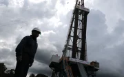 Petróleo. La caída del WTI impacta ingresos del Estado y costos de derivados.