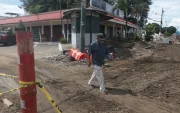 Alborada. La vida comercial en esta parte del norte está frenada por los trabajos. Comercios buscan abrirse paso entre el polvo.