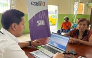 Una mujer de la tercera edad pide información sobre la devolución del IVA.
