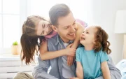 Referencial.Un momento de cercanía entre padre e hijos en el hogar.