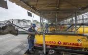 Tanqueros reciben los combustibles para llevarlos a las gasolineras.