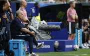 El seleccionador de Uruguay, Marcelo Bielsa, observa el partido por grupo H del Mundial de la FIFA 2026 ante Arabia Saudi en el estadio Hard Rock en Miami.