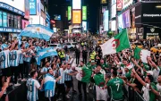 Referencial.Hinchas de Argentina y Argelia se concentran en Times Square, en la previa del debut mundialista.