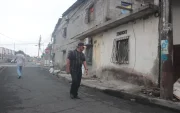 Agentes de la Policía Nacional encontraron dos cuerpos calcinados y amarrados a un poste de alumbrado público.