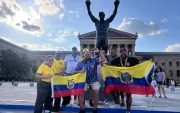 Carlos Chávez posa junto a su padre y varios amigos ecuatorianos en las escalinatas de Rocky, uno de los puntos de encuentro de la hinchada tricolor en Filadelfia. El grupo viajó desde Miami para acompañar a la Selección de Ecuador en el Mundial 2026.