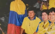 María José Pinargote, ubicada en el centro de la imagen, junto a otros aficionados ecuatorianos durante un partido del Mundial.