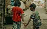 Más de 450.000 menores no constan en el sistema educativo, una brecha que expertos vinculan con problemas sociales acumulados desde la pandemia.