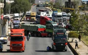 Vehículos en una caravana de transportistas para exigir el levante de los bloqueos de carreteras este 15 de junio de 2026, en Cochabamba (Bolivia).