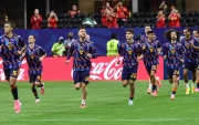 Los jugadores españoles salen a calentar en el Estadio Atlanta.