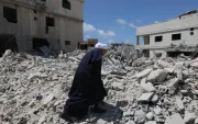 Un hombre que ha regresado a su pueblo camina sobre los escombros de un edificio destruido tras un ataque israelí en el sur del Líbano, el 15 de junio de 2026.