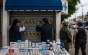 Imagen generada por IA en torno al control de Arcsa que deja una farmacia clausurada.