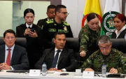 El registrador Nacional del Estado Civil, Hernán Penagos (i), el ministro de Defensa de Colombia, Pedro Sánchez (c), y el comandante general de las Fuerzas Militares de Colombia, Hugo López Barreto, este 16 de junio