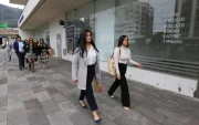 Daniela Burgos (i), abogada de los hermanos del alcalde de Guayaquil, Aquiles Álvarez, llegó junto a otros representantes legales a la diligencia del caso Goleada en Quito.