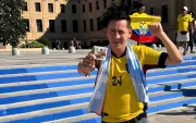 Gigio Benavides celebra en Estados Unidos con la camiseta amarilla y una bufanda celeste como recuerdo del Mundial.