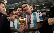 Ángel Di María (d) junto a Lionel Messi, tras quedar campeón con Argentina en Qatar 2022.