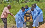 El ataúd de una víctima del ébola es llevado a una tumba en Rwanpara, Ituri, República Democrática del Congo, el 9 de junio de 2026.