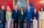 La exvicepresidenta demócrata Kamala Harris (c), posa junto al presidente austríaco, Alexander Van der Bellen (3d) y el actor y exgobernador republicano de California Arnold Schwarzenegger (i).