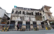 Casa Tola. La vivienda ha tenido varios episodios de colapsos parciales. Desde la calle se observa el interior de la estructura.