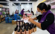 Referencia. Arcsa decomisó 683 productos sin registro sanitario durante operativos realizados en cuatro locales del sector Martha Bucaram, en el sur de Quito.
