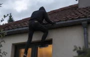 Referencia. El ciudadano extranjero resultó herido tras caer de una terraza mientras presuntamente intentaba ingresar a una vivienda en el centro de Quito.