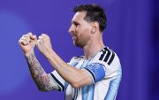 Lionel Messi celebra uno de sus tres goles ante Argelia en una noche que lo acercó a la cima histórica de los goleadores de los Mundiales.