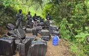 Lagentes localizaron un centro de acopio temporal donde se hallaron 50 bultos con cientos de paquetes rectangulares de cocaína.