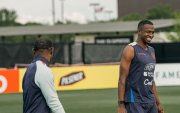 El defensor William Pacho (d) fue de los pocos futbolistas que destacaron en la derrota ante Costa de Marfil