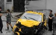 Taxi atropelló a dos peatones en San Juan, Centro Histórico de Quito; la mujer fue proyectada varios metros tras el impacto.