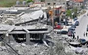 Edificios destruidos y vehículos sepultados tras un bombardeo en Líbano, horas antes de la prevista firma de paz.