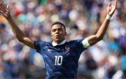 El delantero Kylian Mbappé batió registros históricos franceses en su debut frente a Senegal
