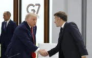 El presidente de EE.UU., Donald J. Trump (i) y el presidente francés, Emmanuel Macron (d) durante la cumbre del G7 en Evian-les-Bains, Francia, el 17 de junio de 2026.
