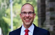 John Smagula destacó la importancia de formar abogados con dominio del inglés jurídico, visión global y las competencias necesarias para desenvolverse en entornos legales internacionales.