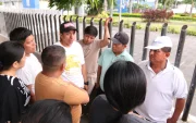 Las afueras de la morgue ha sido el lugar de concentración de los familiares de las víctimas de este siniestro vial, que esperan que se identifique a los cadáveres.
