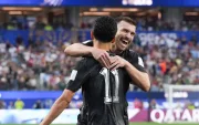 Elijah Just (c-adelante) y Tim Payne de Nueva Zelanda celebran un gol este lunes, durante un partido del grupo G.