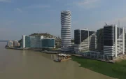Guayaquil está expuesta a casi todos los desastres naturales, excepto los huracanes, debido a su localización geográfica, aunque lo que la hace vulnerables es su población y su débil infraestructura.