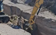 Una excavadora destruyendo un puente clandestino en una zanja de la frontera norte este martes, en Colchane (Chile).