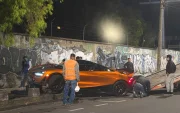 El exclusivo deportivo de alta gama McLaren 720S Spider, de color anaranjado, sufrió daños severos en su carrocería frontal tras perder pista en el norte de la capital.