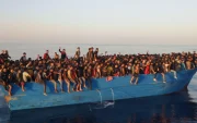 Un barco con migrantes en aguas cercanas a la isla italiana de Lampedusa.