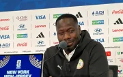 El seleccionador de Senegal, Pape Thiaw, habla en una rueda de prensa en New Jersey.