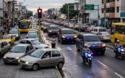 Carros de lujo, sin placas y con sirenas en el tráfico, y los ciudadanos tácitamente ceden el paso al abuso del poder.